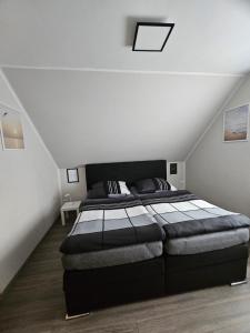 ein Schlafzimmer mit einem großen Bett im Dachgeschoss in der Unterkunft Ferienwohnung Muggelig in Kiel