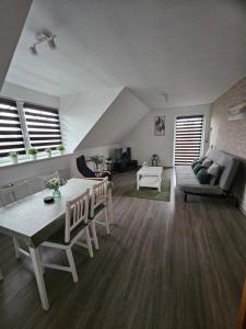 ein Wohnzimmer mit einem Tisch und einem Sofa in der Unterkunft Ferienwohnung Muggelig in Kiel
