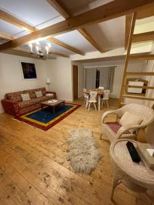 ein Wohnzimmer mit einem Sofa und einem Tisch in der Unterkunft Homoród Lodge in Băile Homorod