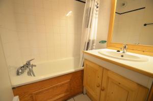 bagno con lavandino, vasca e lavandino di Résidence Valmont - Appartement 8 pers de 65m2 ski aux pieds MAE-4414 a Les Menuires Altre 9 foto