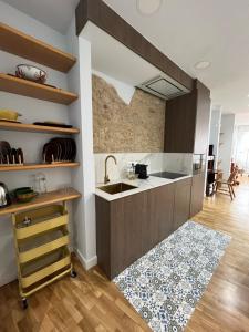 a kitchen with a sink and a counter at Apartamento Salsipuedes-La Catedral in Oviedo