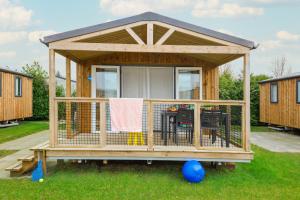 einen Pavillon mit einem Tisch und Stühlen im Gras in der Unterkunft Camping het Wieskamp in Henxel