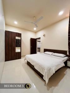 sypialnia z łóżkiem i wentylatorem sufitowym w obiekcie 3BHK - Entire property - New listing at OFFER PRICE w mieście Aurangabad
