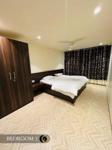 sypialnia z łóżkiem i zasłonami w obiekcie 3BHK - Entire property - New listing at OFFER PRICE w mieście Aurangabad