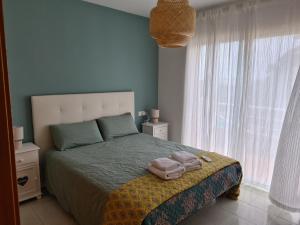 - une chambre avec un lit et 2 serviettes dans l'établissement Casa Mistral, à Palamós