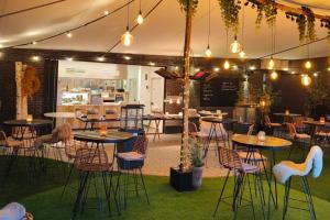 een groep tafels en stoelen in een restaurant bij Hotel Den Berg in Londerzeel