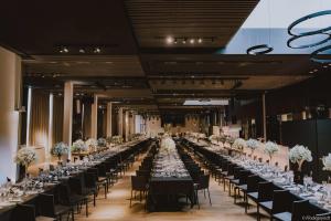 um longo salão de banquetes com mesas e cadeiras longas em Hotel Den Berg em Londerzeel