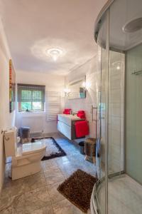 Koupelna v ubytování Designer-Chalets + 37 fotografií