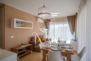 sala de estar con mesa y lámpara de araña en Casa Matías Ivan Luxury Homes 9ªlta Norte 1ªLínea, en Oropesa del Mar