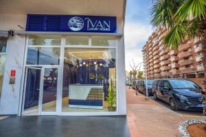 Un frente de tienda de un edificio con un letrero en él en Casa Matías Ivan Luxury Homes 9ªlta Norte 1ªLínea, en Oropesa del Mar