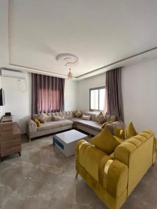 Maison de Noé Djerba Midoun في ميدون: غرفة معيشة كبيرة مع كنب وطاولة