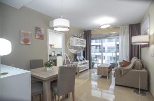 a kitchen and living room with a table and chairs at Casa Bravo Ivan Luxury Homes 1ªPta Sur 1ªLínea in Castellón de la Plana