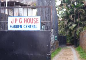 Znak na płocie przed domem w obiekcie Garden Central - 2 Bedroom Apartment, Siliguri w mieście Siliguri