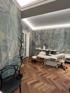 バート・グライヒェンベルクにあるHotel Allmerのテーブルと病院のある手術室付きの部屋