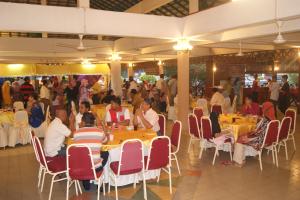 eine Gruppe von Personen, die in einem Restaurant an Tischen sitzen in der Unterkunft Rompin Beach Resorts in Kuala Rompin