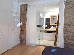 Fotografie z fotogalerie ubytování Chambre privée indépendante dans une maison v destinaci Néffiès