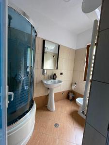 y baño con ducha, lavabo y aseo. en Guest House Rilindja Valbone en Valbonë