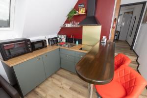 Køkken eller tekøkken på New, quiet apartment close to Basel + 35 billeder