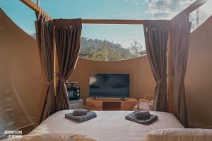 sypialnia z 2 łóżkami i dużym oknem w obiekcie The X10 Glamping Pool Villa Khaoyai เขาใหญ่ - SHA Certified w mieście Pak Chong