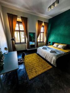 um quarto com uma cama grande e uma parede verde em cozy & charming apt. downtown em Timisoara