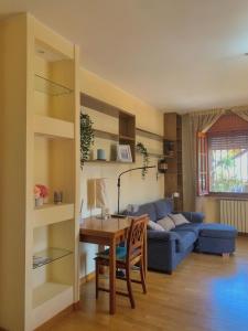 Summer house في كابوتيرا: غرفة معيشة مع طاولة وأريكة زرقاء