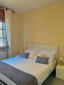 1 dormitorio con 1 cama con 2 almohadas en Summer house en Capoterra