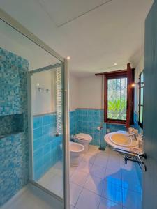 La salle de bains est pourvue d'une douche, de toilettes et d'un lavabo. dans l'établissement Summer house, à Capoterra