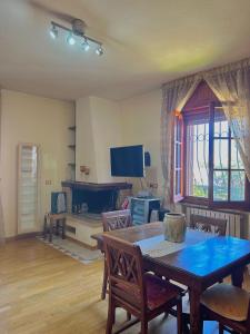 sala de estar con mesa y TV en Summer house en Capoterra