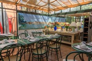 Un restaurante o sitio para comer en Hôtel du Canal