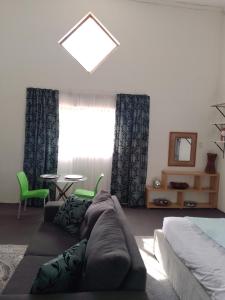 Pretoria的住宿－Zenith Guesthouse，客厅的窗户前设有沙发