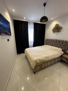 une chambre avec un lit et une grande fenêtre dans l'établissement serenityrecidencesitesi, à Alanya