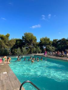 een groep mensen in een zwembad bij Camping La Scogliera - Maeva Vacansoleil in Castro di Lecce