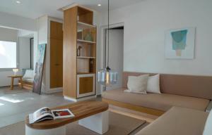 een woonkamer met een bank en een tafel bij Andronikos Hotel in Mykonos-stad