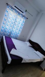 Ein Bett oder Betten in einem Zimmer der Unterkunft Glamour Palace