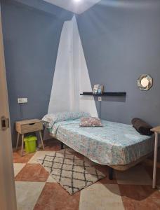 ein Schlafzimmer mit 2 Betten und einer blauen Wand in der Unterkunft Ikigai House in Sevilla