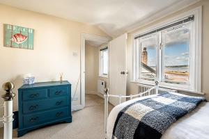 Tempat tidur dalam kamar di Cosy cottage in harbourside - Pass The Keys