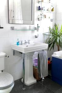 Un baño blanco con lavabo e inodoro. en Anna's House, en Ickleford