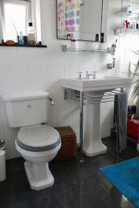 a bathroom with a toilet and a sink at Anna's House in Ickleford