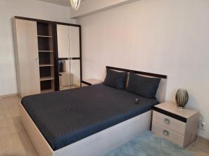 - une chambre avec un grand lit et une fenêtre dans l'établissement Cazare Apartament 2 camere, à Chiajna