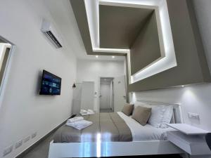 1 dormitorio con 1 cama grande y techo en Palermo Inn Boutique Arte, en Palermo