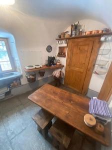 cocina con mesa de madera en una habitación en Bondo Bergell, en Promontogno
