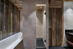 ein Badezimmer mit einer Badewanne und einem Waschbecken in der Unterkunft Residence Savoie - 4 Pièces pour 8 Personnes 664 in Val dʼIsère