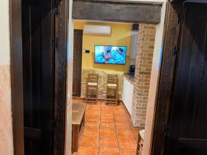 korytarz z pokojem z telewizorem na ścianie w obiekcie EL RIBAZO-Cuenca ciudad w mieście Cuenca