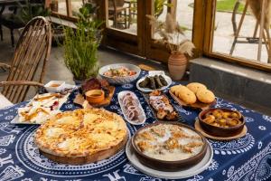 Isev Kvareli في كفاريلي: طاولة زرقاء وبيضاء عليها طعام