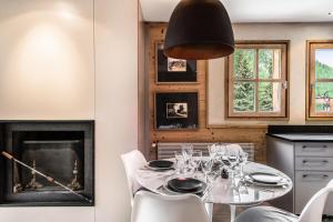 uma sala de jantar com uma mesa e uma lareira em Residence Calendal - 2 Pièces pour 4 Personnes 884 em Val dʼIsère
