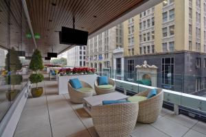 ニューオーリンズにあるResidence Inn by Marriott New Orleans French Quarter Area/Cen Bの建物の上に椅子とテーブルが置かれたバルコニー