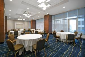 ニューオーリンズにあるResidence Inn by Marriott New Orleans French Quarter Area/Cen Bの会議室(テーブル、椅子、表彰台付)