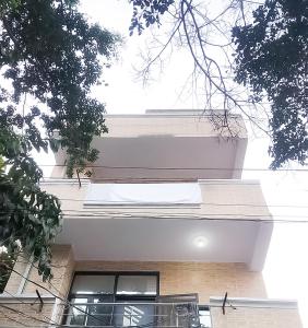 widok na budynek z oknem w obiekcie Hotel Satguru Indrapuram, Shaktikhand w mieście Ghaziabad