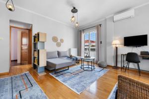 ein Wohnzimmer mit Sofa und Tisch in der Unterkunft A&M apartment Lefkada in Lefkada Town