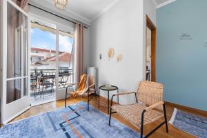 Zimmer mit einem Balkon mit Tisch und Stühlen in der Unterkunft A&M apartment Lefkada in Lefkada Town